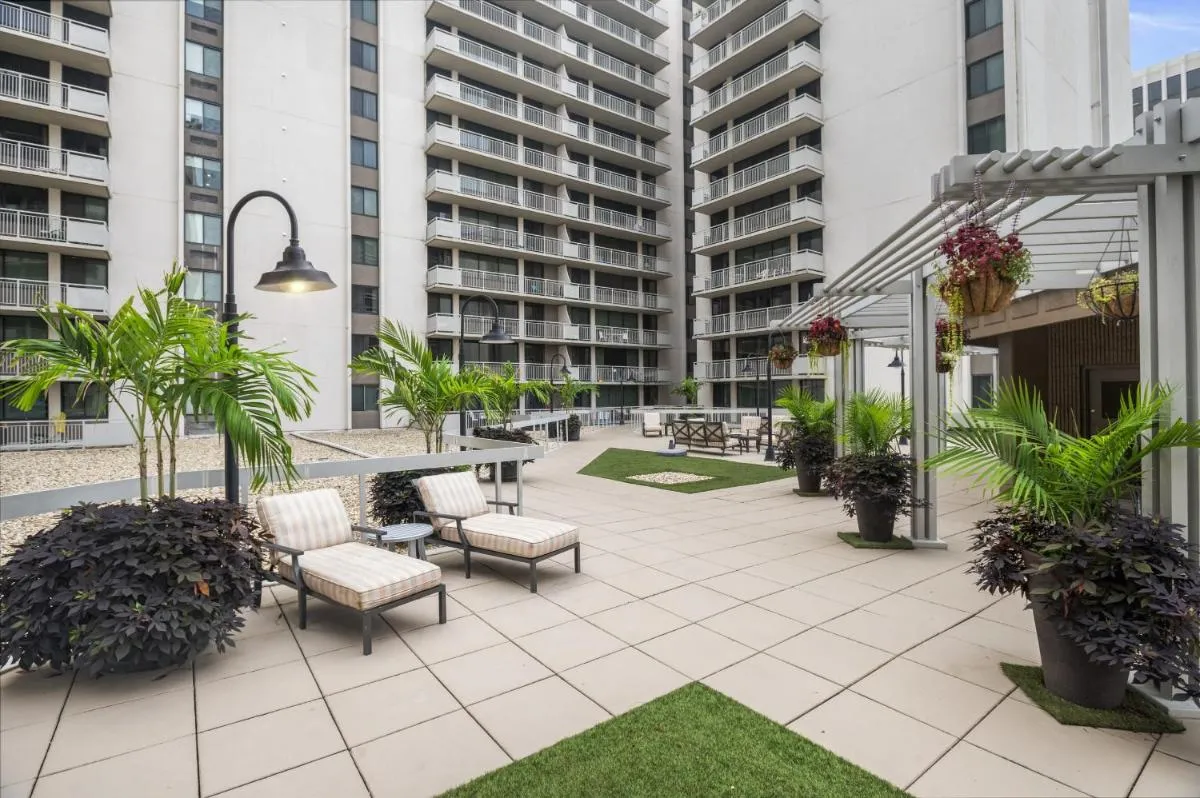Image 5 of Quiet Apt with Excellent Amenities @Crystal City
