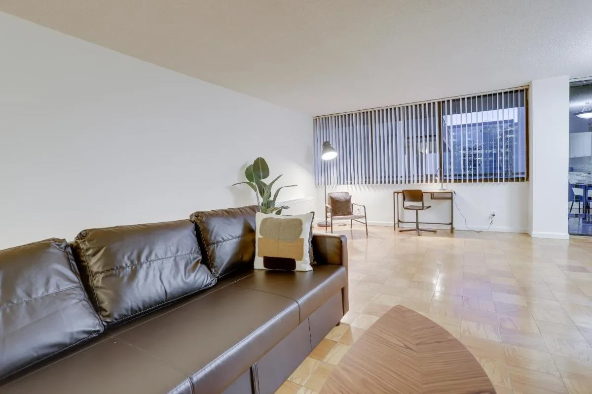 Image 4 of Quiet Apt with Excellent Amenities @Crystal City
