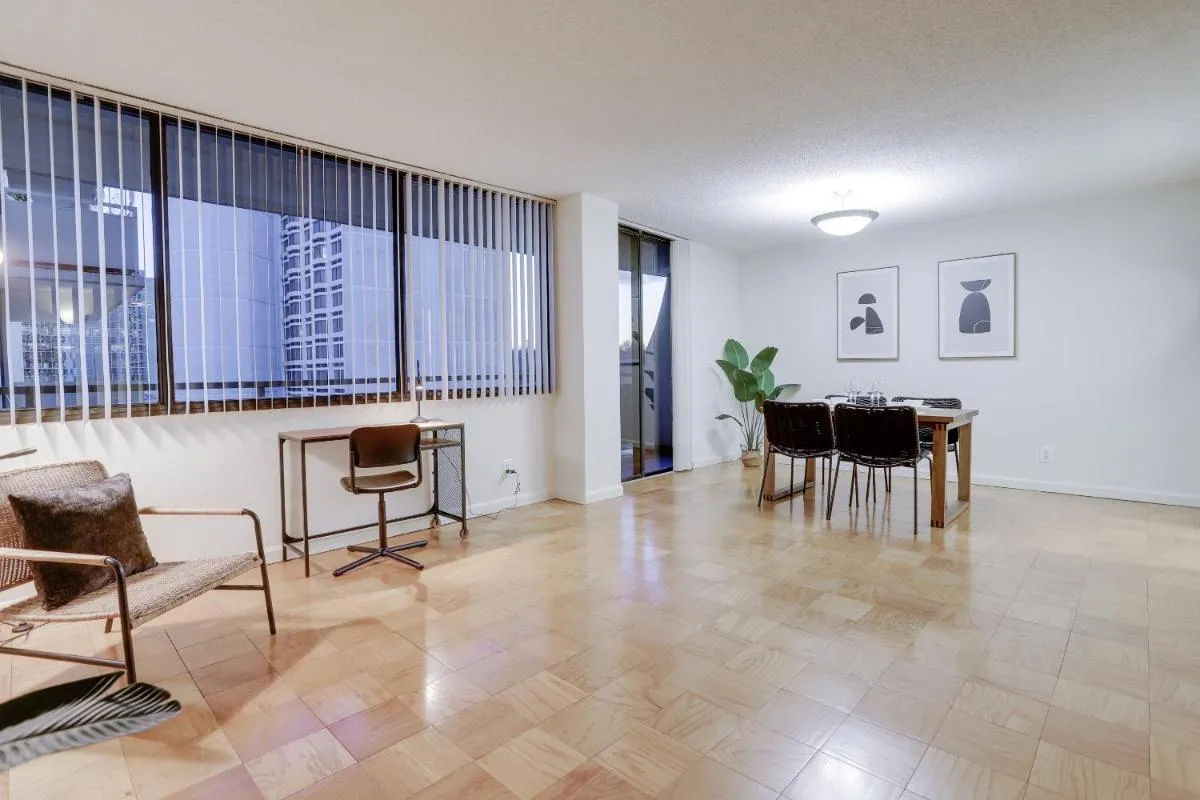 Image 3 of Quiet Apt with Excellent Amenities @Crystal City