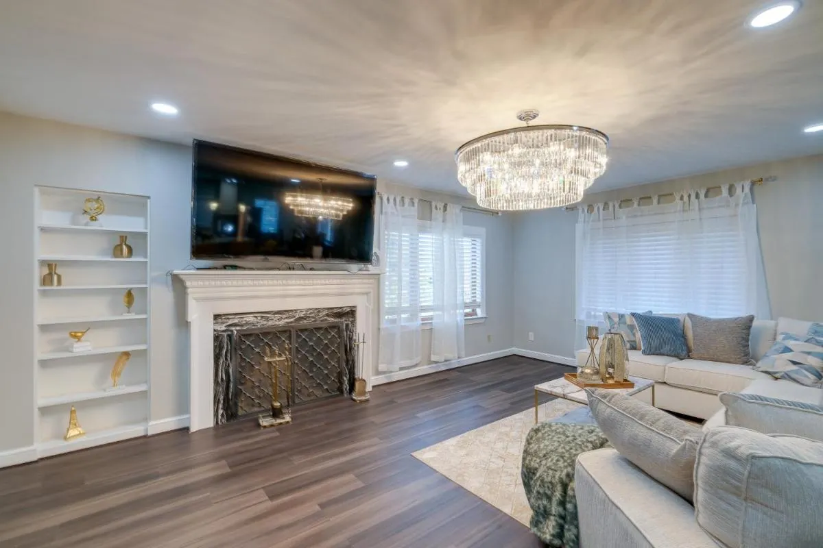 Image 2 of Silver Springs Home Walk to Downtown!