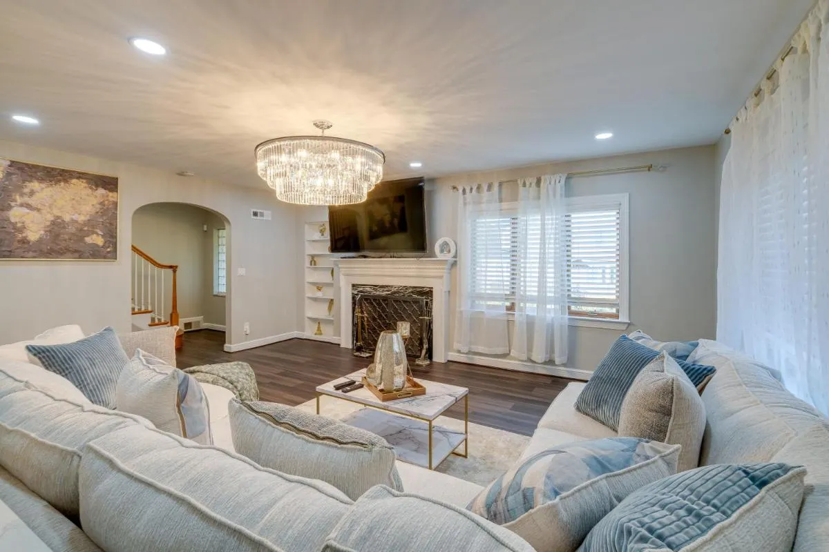 Image 4 of Silver Springs Home Walk to Downtown!