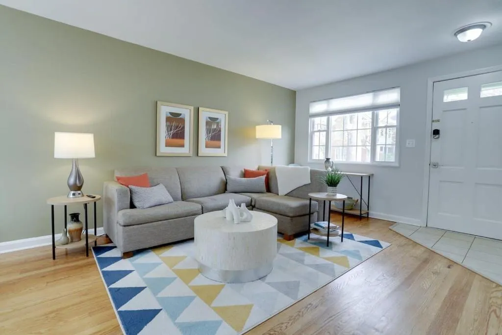 Image of Sojourn Townhome in Old Town Alexandria with Relaxing Yard
