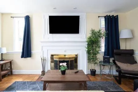Image 3 of Spacious 4BR CozySuites in Old Town Alexandria