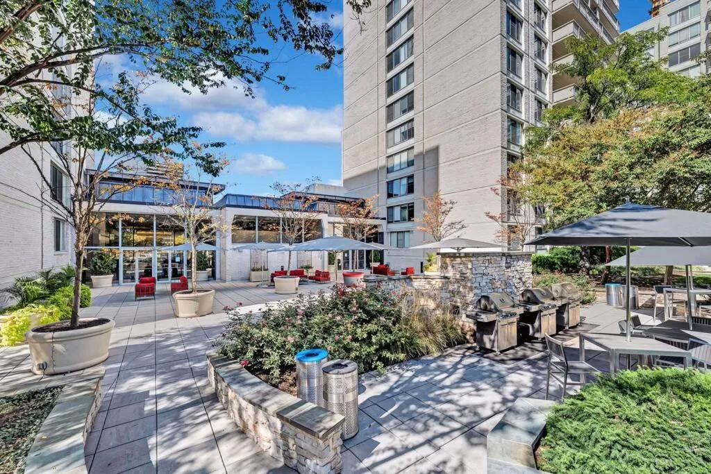 Image 5 of Spectacular 2/2 Apt @Crystal City With Gym