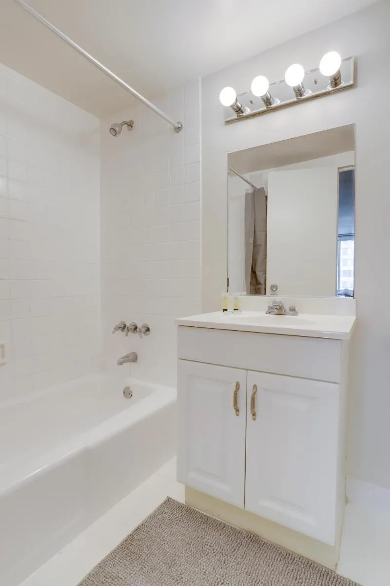 Image 3 of Spectacular 2/2 Apt @Crystal City With Gym