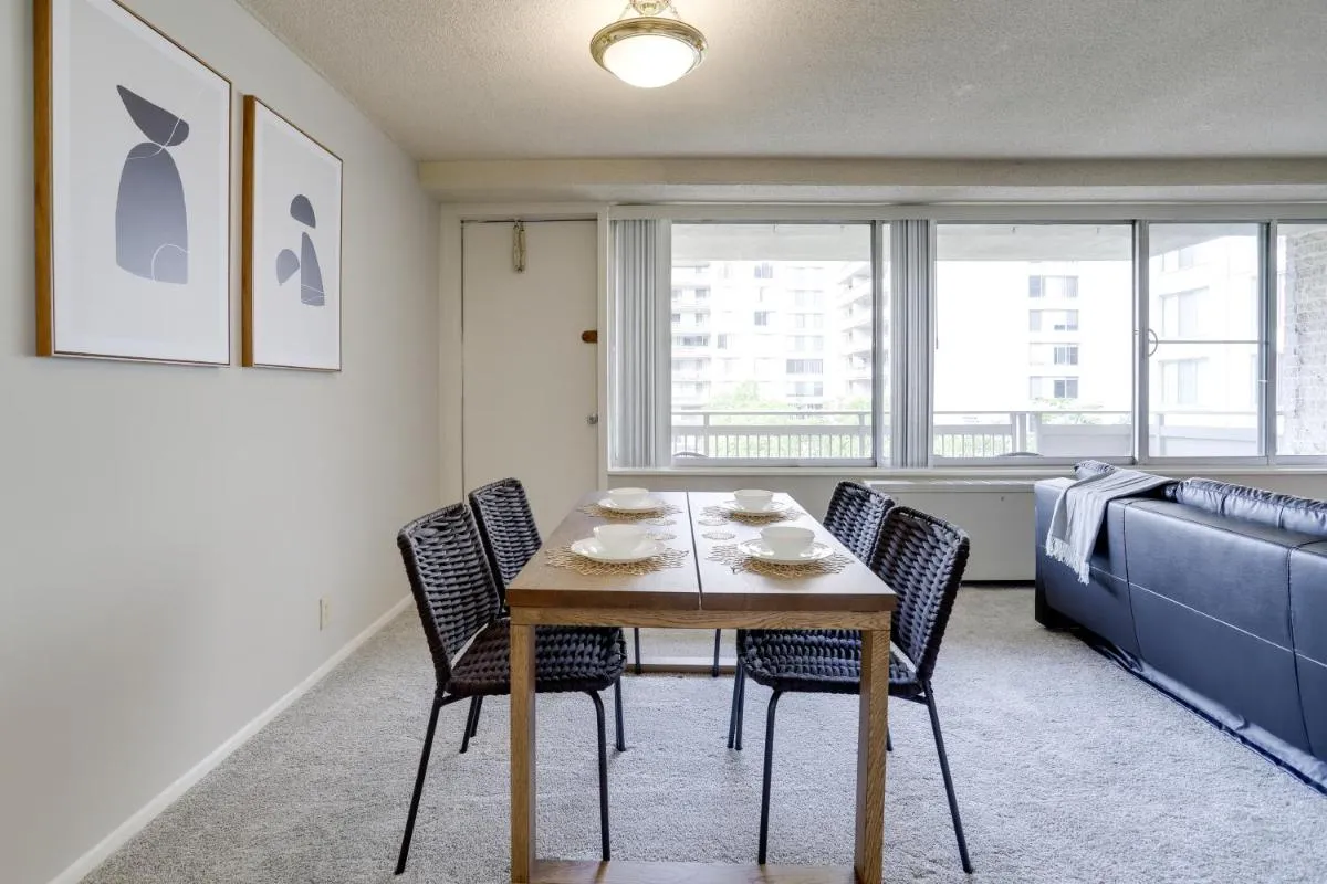 Image 2 of Spectacular 2/2 Apt @Crystal City With Gym