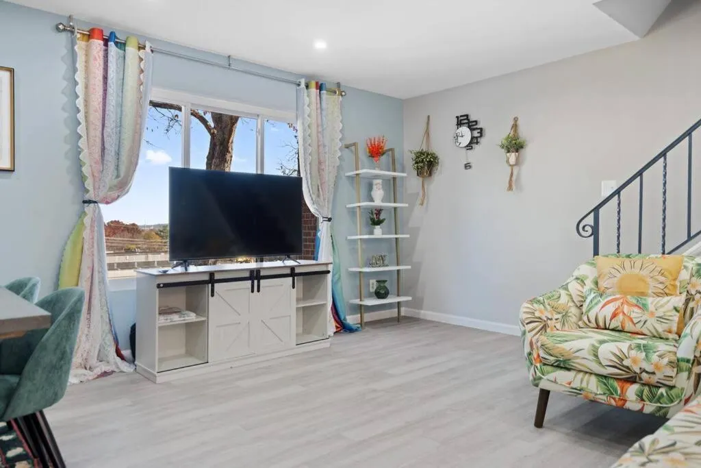 Image 6 of Stunning Old-Town Alexandria house with free parking