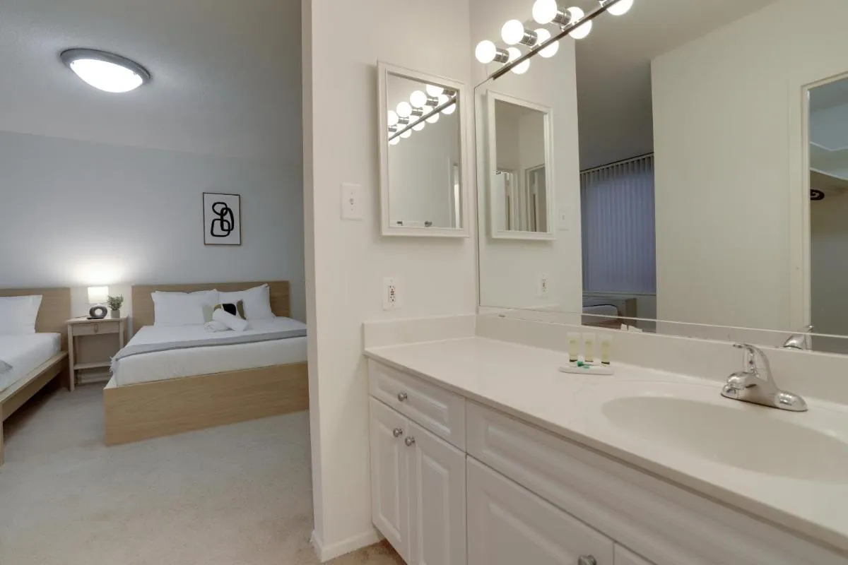 Image 2 of Stunning apartment at Crystal City