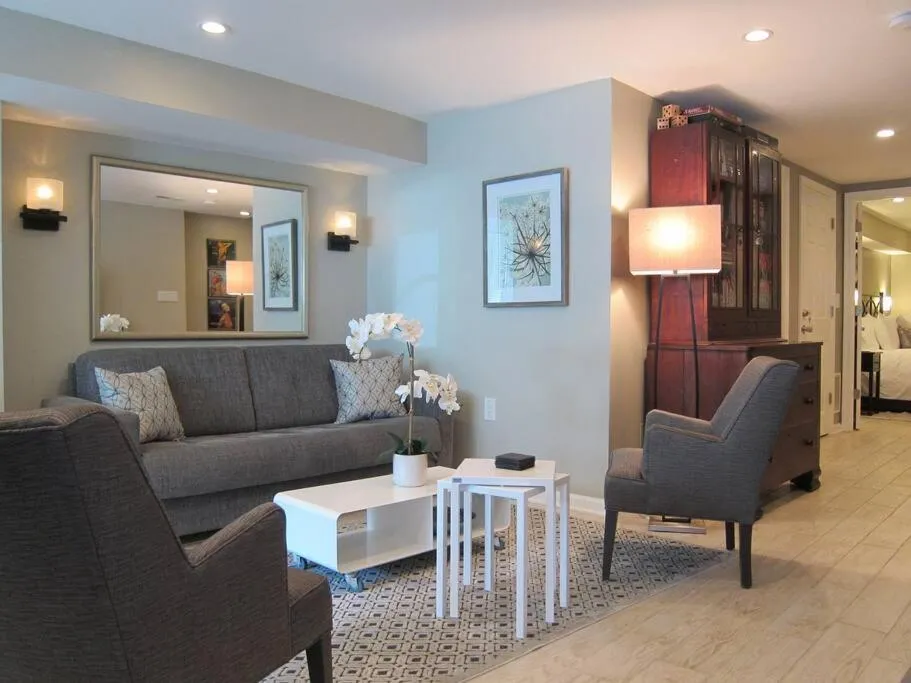 Image 1 of Stylish Renovated Flat, Central, Walk to DC Sights