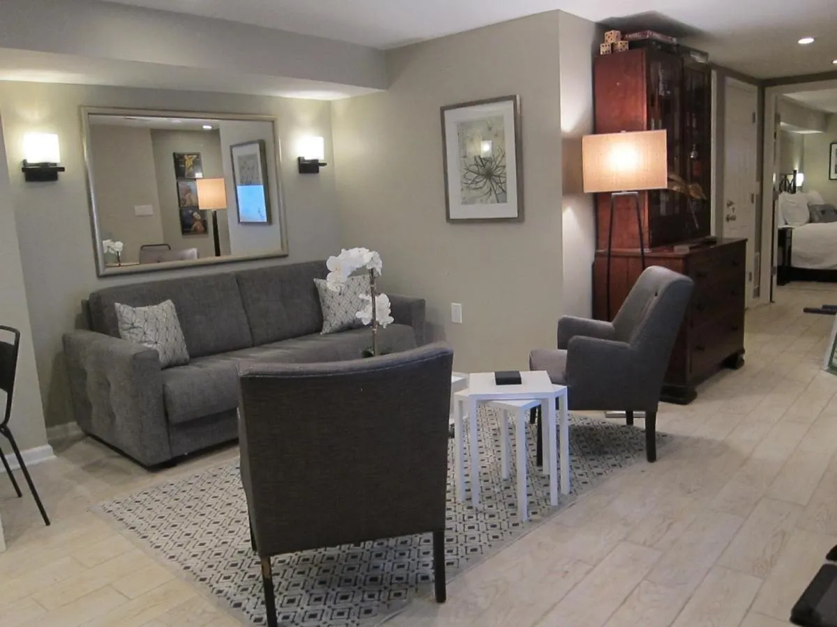 Image 2 of Stylish Renovated Flat, Central, Walk to DC Sights