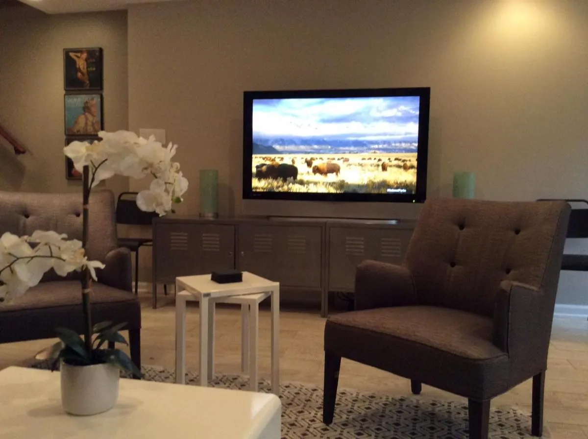 Image 3 of Stylish Renovated Flat, Central, Walk to DC Sights
