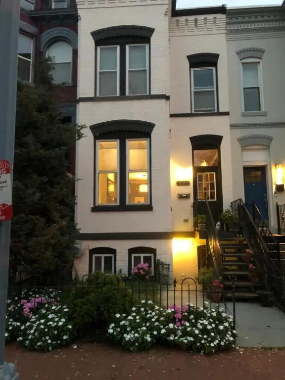 Image of Stylish Renovated Flat, Central, Walk to DC Sights