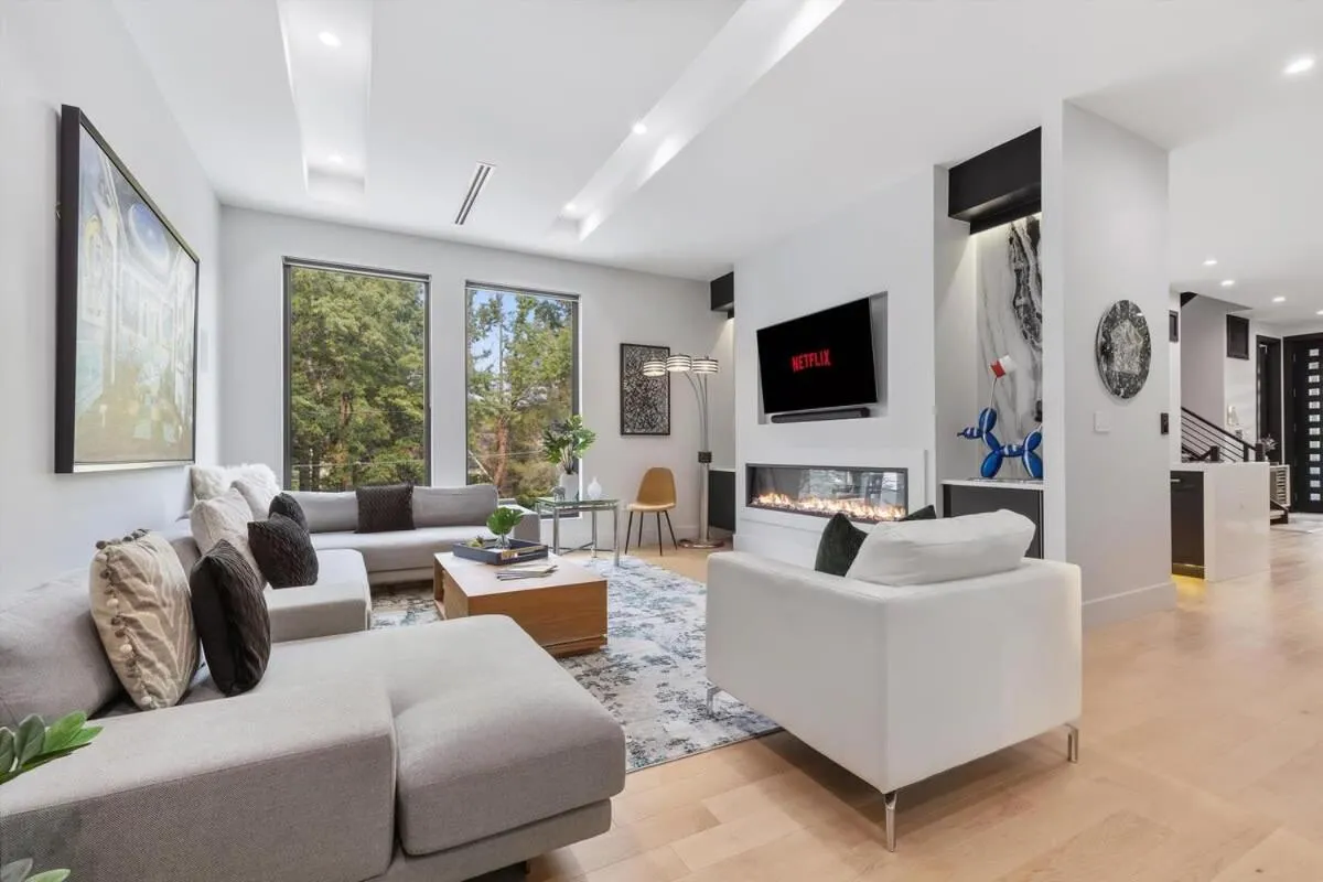 Image 1 of Top of The Hill Luxury Clarendon 4-BR Homestay