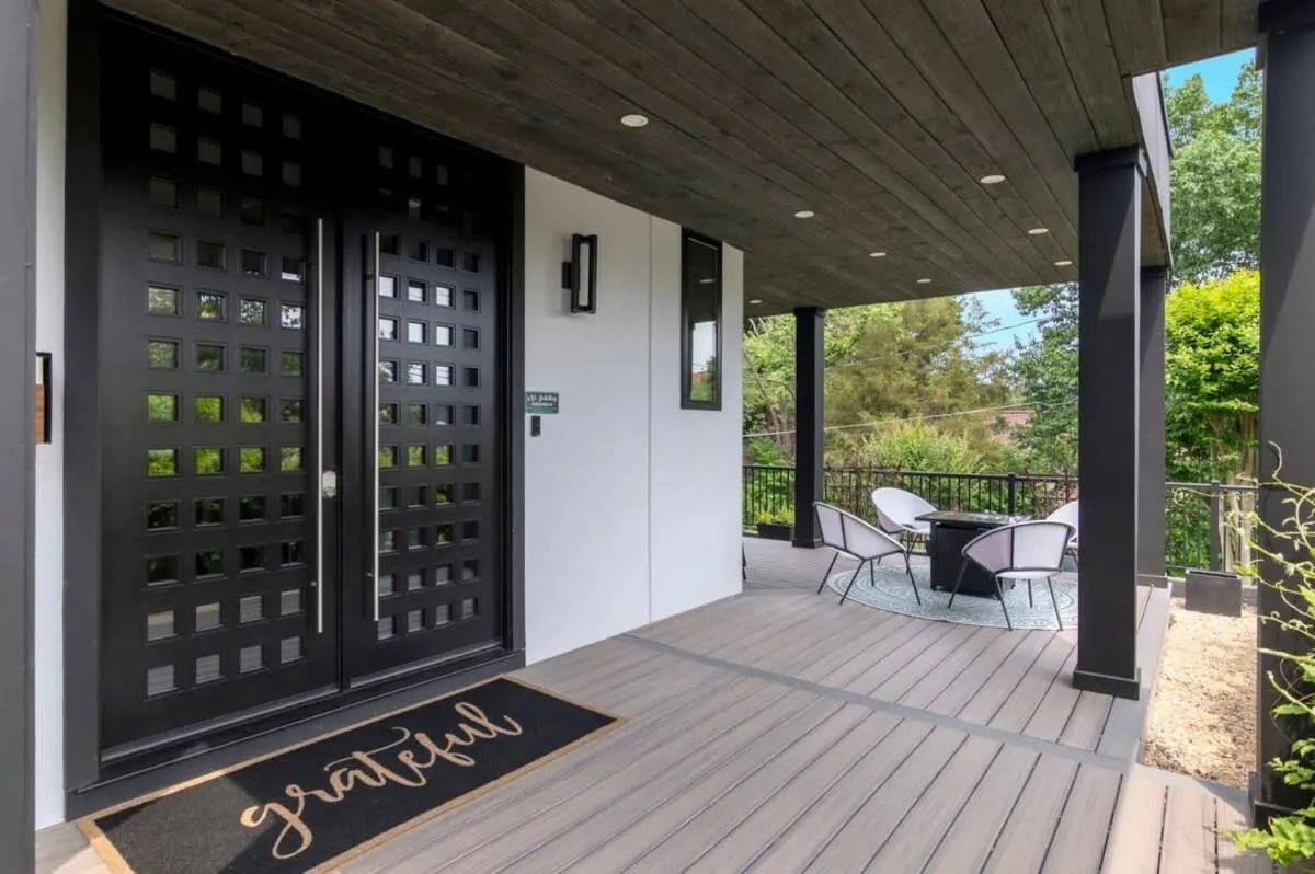 Image 2 of Top of The Hill Luxury Clarendon 4-BR Homestay