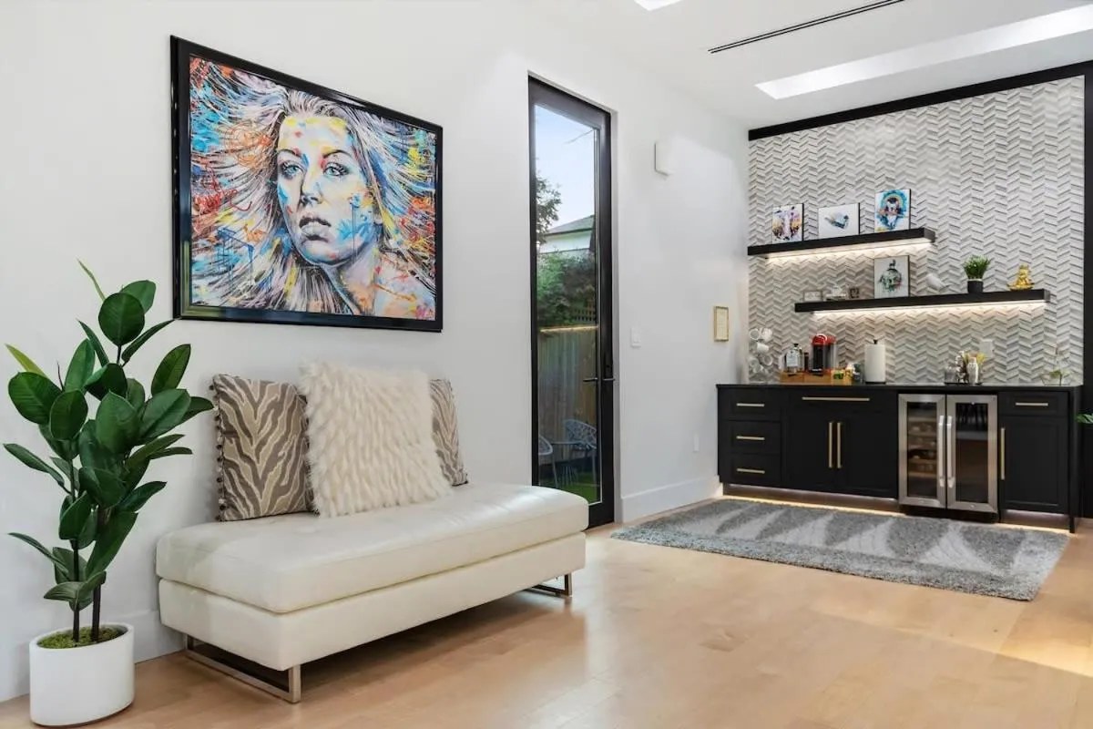 Image 6 of Top of The Hill Luxury Clarendon 4-BR Homestay
