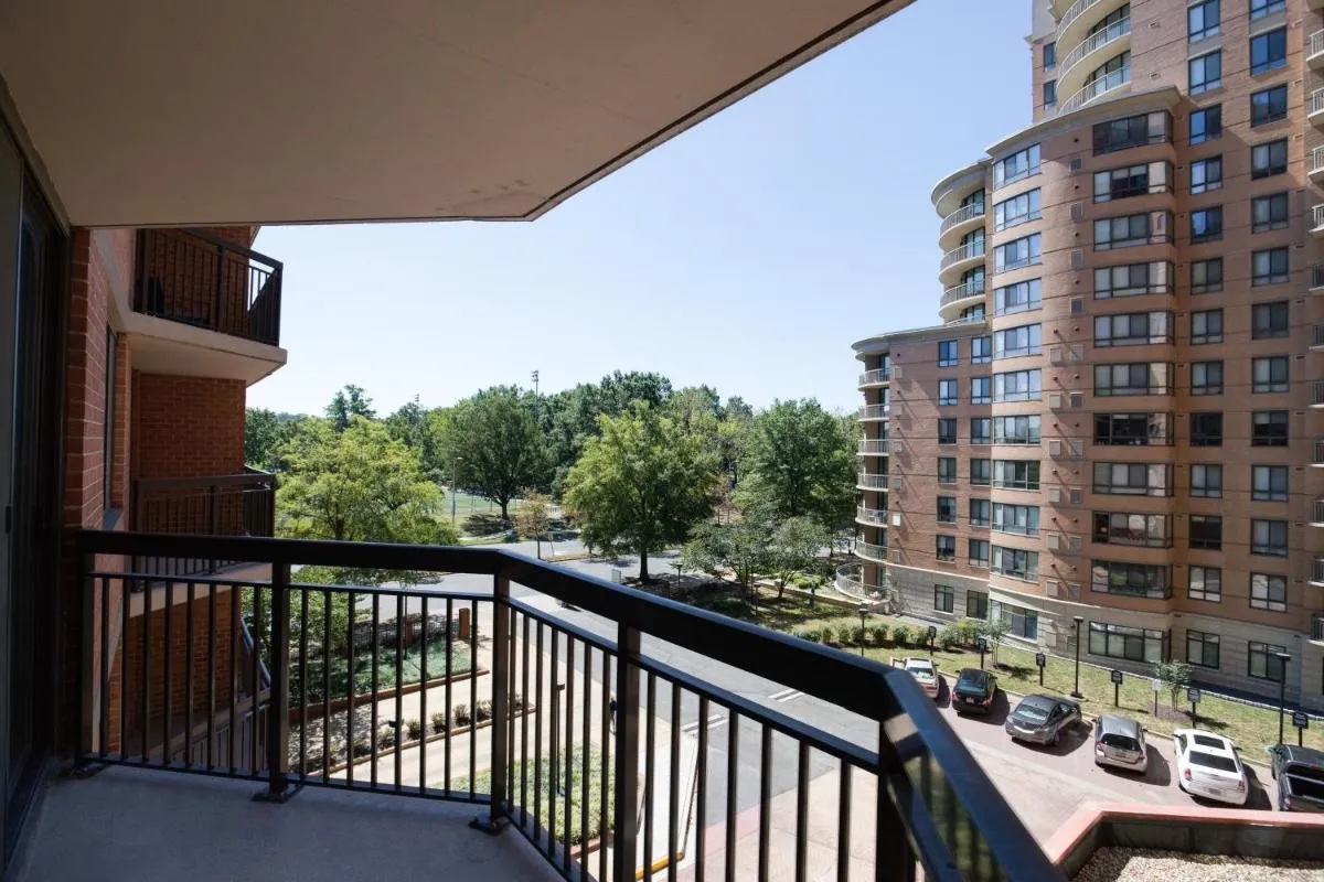 Image 5 of Unique Luxury Apt with Rooftop @Pentagon City