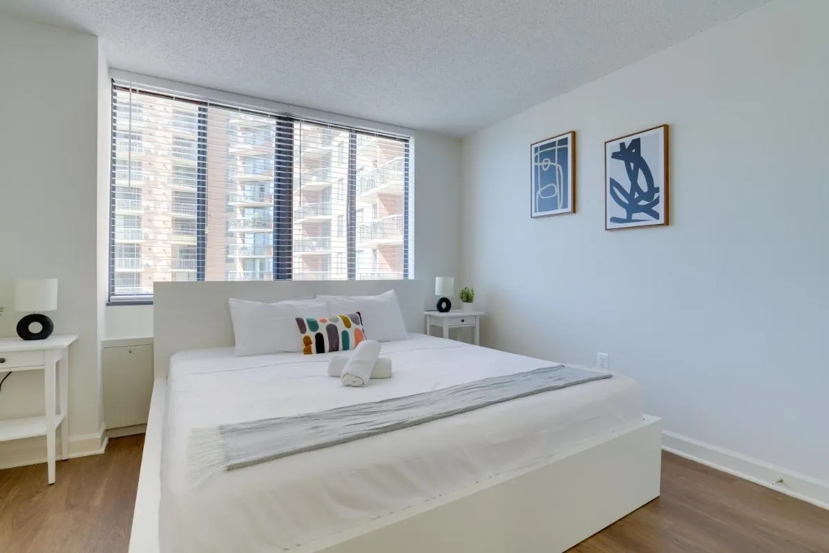 Image 2 of Unique Luxury Apt with Rooftop @Pentagon City